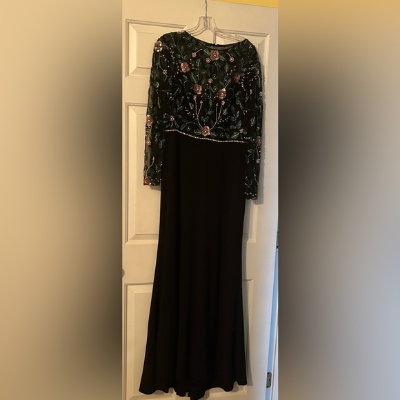 Beautiful evening dress.  Great for all seasons - Picture 5 of 8